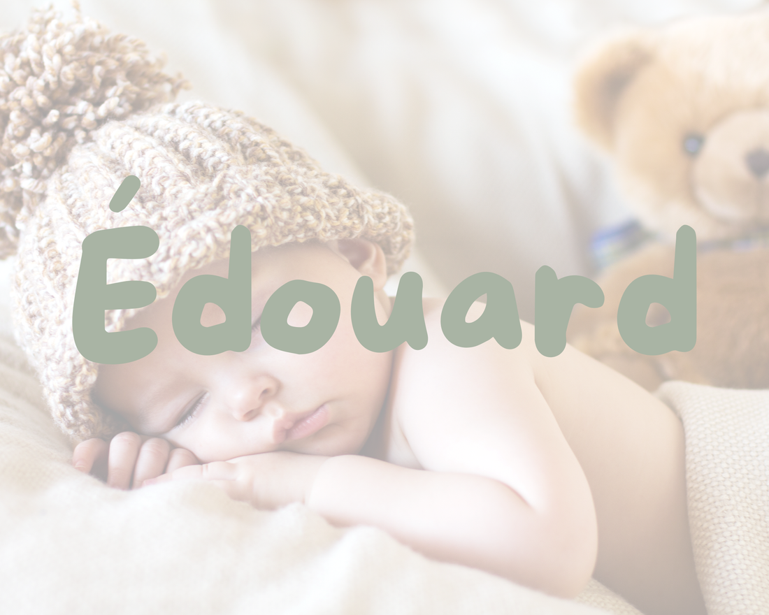 Bébé endormi avec une tuque en tricot à côté d’un ourson en peluche, avec le prénom Édouard écrit par-dessus l’image