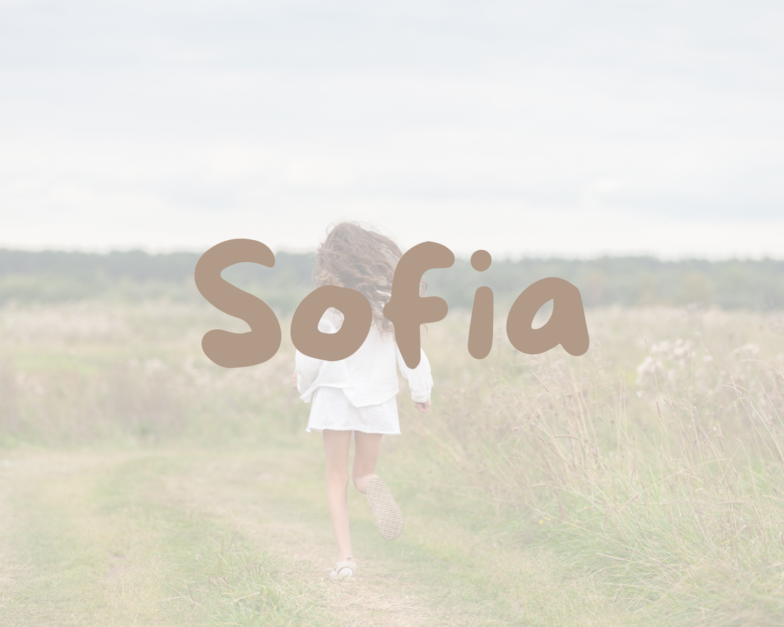 Petite fille en robe blanche qui court dans un champ d’herbes hautes, avec le prénom Sofia écrit par-dessus l’image.