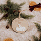 Boule de Noël personnalisée - Superposée : bébé ange blanc en relief et repères des deux zones de texte gravé.