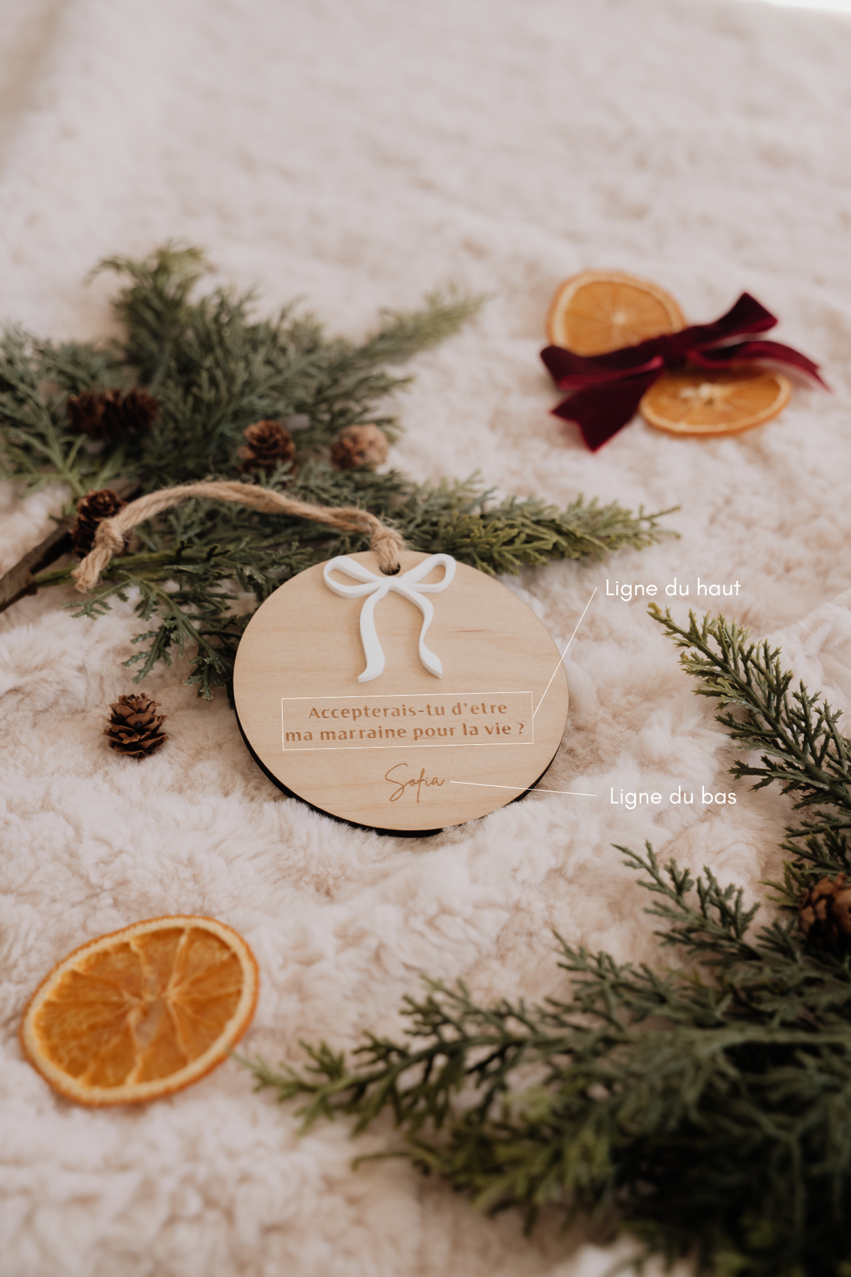 Boule de Noël personnalisée - Superposée : boucle blanche en relief et repères des deux zones de texte gravé.