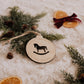 Boule de Noël personnalisée - Découpe : cheval à bascule ajouré, avec texte gravé et cordon de jute.