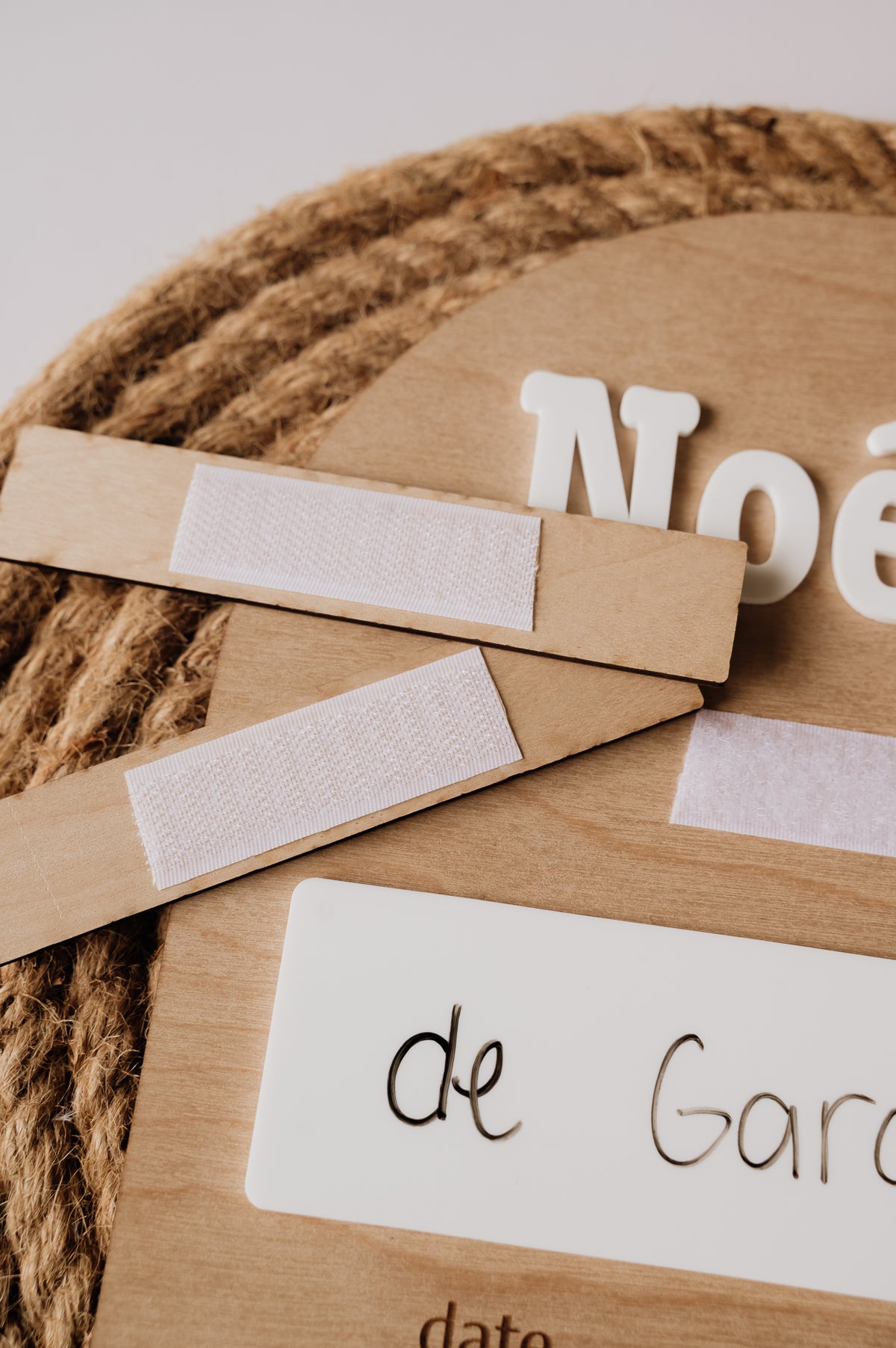 Pastilles en bois interchangeables avec velcro pour panneau de rentrée personnalisé au Québec
