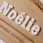 Nom en acrylique Noélie sur panneau de rentrée personnalisé en bois avec étiquette "Dernière journée"