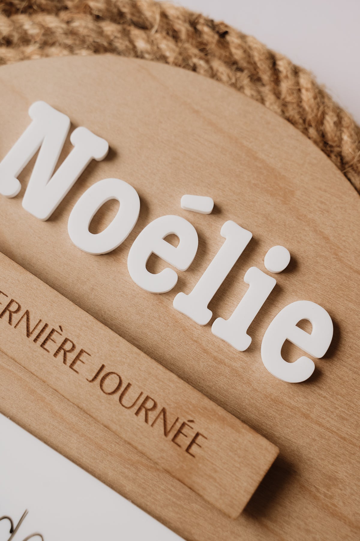 Nom en acrylique Noélie sur panneau de rentrée personnalisé en bois avec étiquette "Dernière journée"