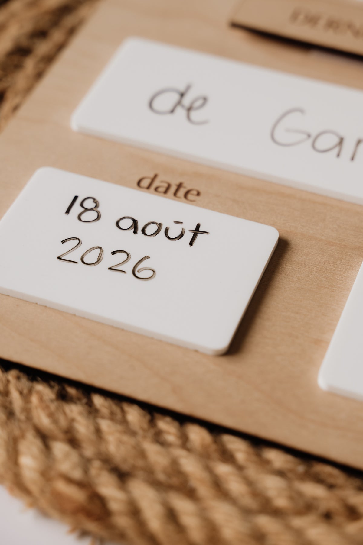 Cartes en acrylique blanc pour inscrire la date et le lieu de la rentrée sur le panneau personnalisé