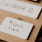 Carte âge en acrylique avec inscription manuscrite sur panneau de rentrée en bois