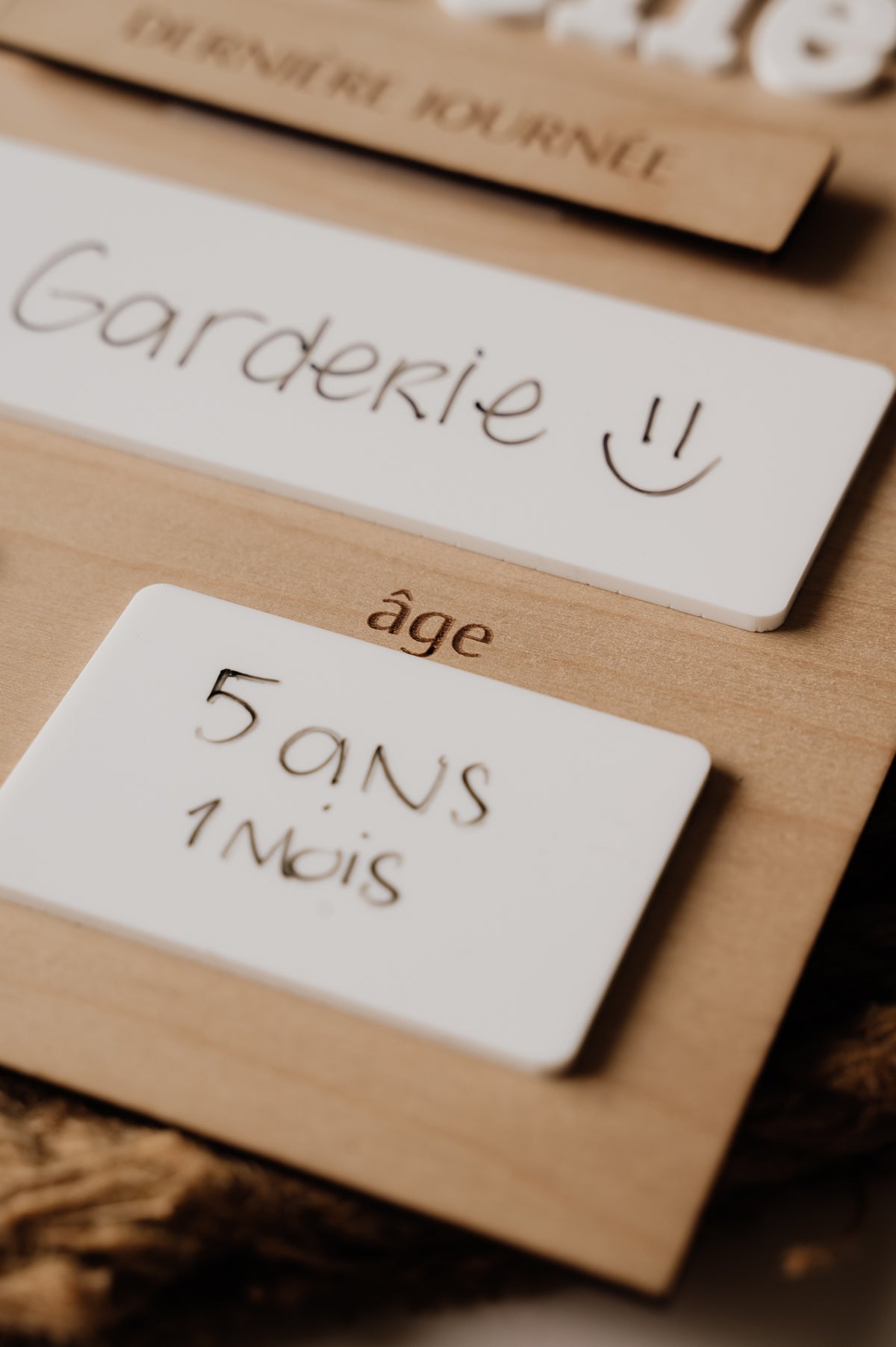 Carte âge en acrylique avec inscription manuscrite sur panneau de rentrée en bois