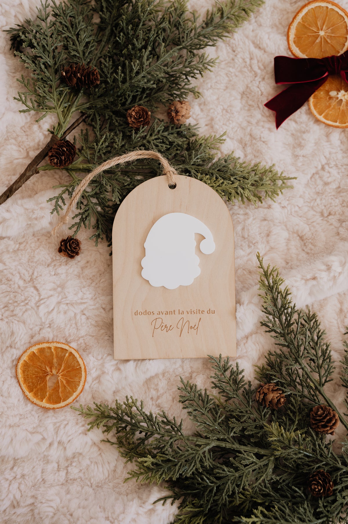 Dodos avant Noël : décompte en bois avec Père Noël blanc sans chiffre, corde de jute et branches de sapin.