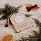 Dodos avant Noël : vue d’ensemble du décompte affichant 22, entouré de sapin, d’oranges séchées et d’un ruban bordeaux.