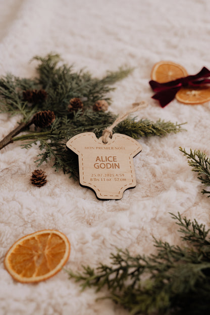 Ornement personnalisé - Cache couche : modèle en bois Alice Godin avec données de naissance, près de sapin et d’oranges.