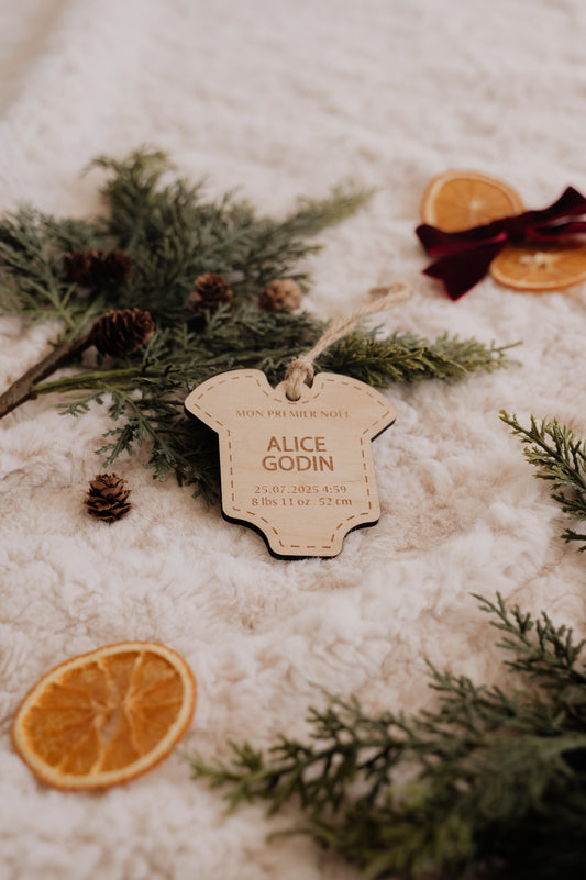 Ornement personnalisé - Cache couche : modèle en bois Alice Godin avec données de naissance, près de sapin et d’oranges.