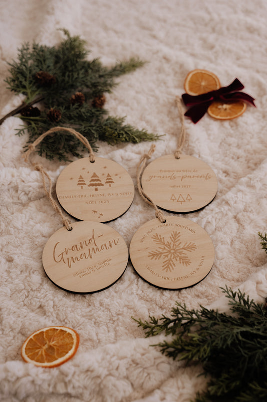 Boule de Noël personnalisée - Gravure : quatre modèles: Sapins, Promotion, Texte et Flocon, sur fond crème.
