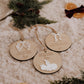 Boule de Noël personnalisée - Superposée : trois modèles en bois avec ailes d’ange, bébé ange et boucle blancs en relief.