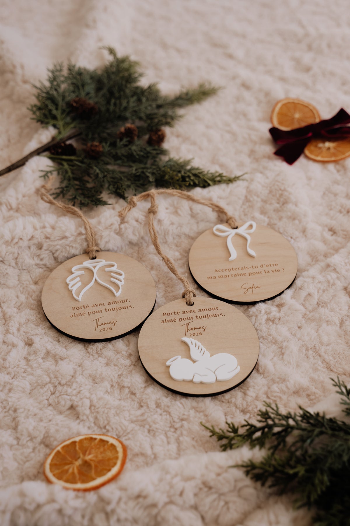 Boule de Noël personnalisée - Superposée : trois modèles en bois avec ailes d’ange, bébé ange et boucle blancs en relief.