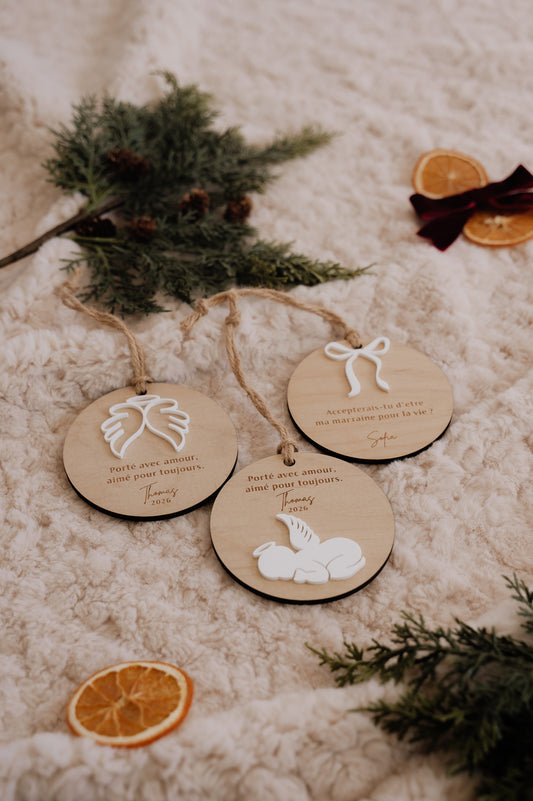 Boule de Noël personnalisée - Superposée : trois modèles en bois avec ailes d’ange, bébé ange et boucle blancs en relief.