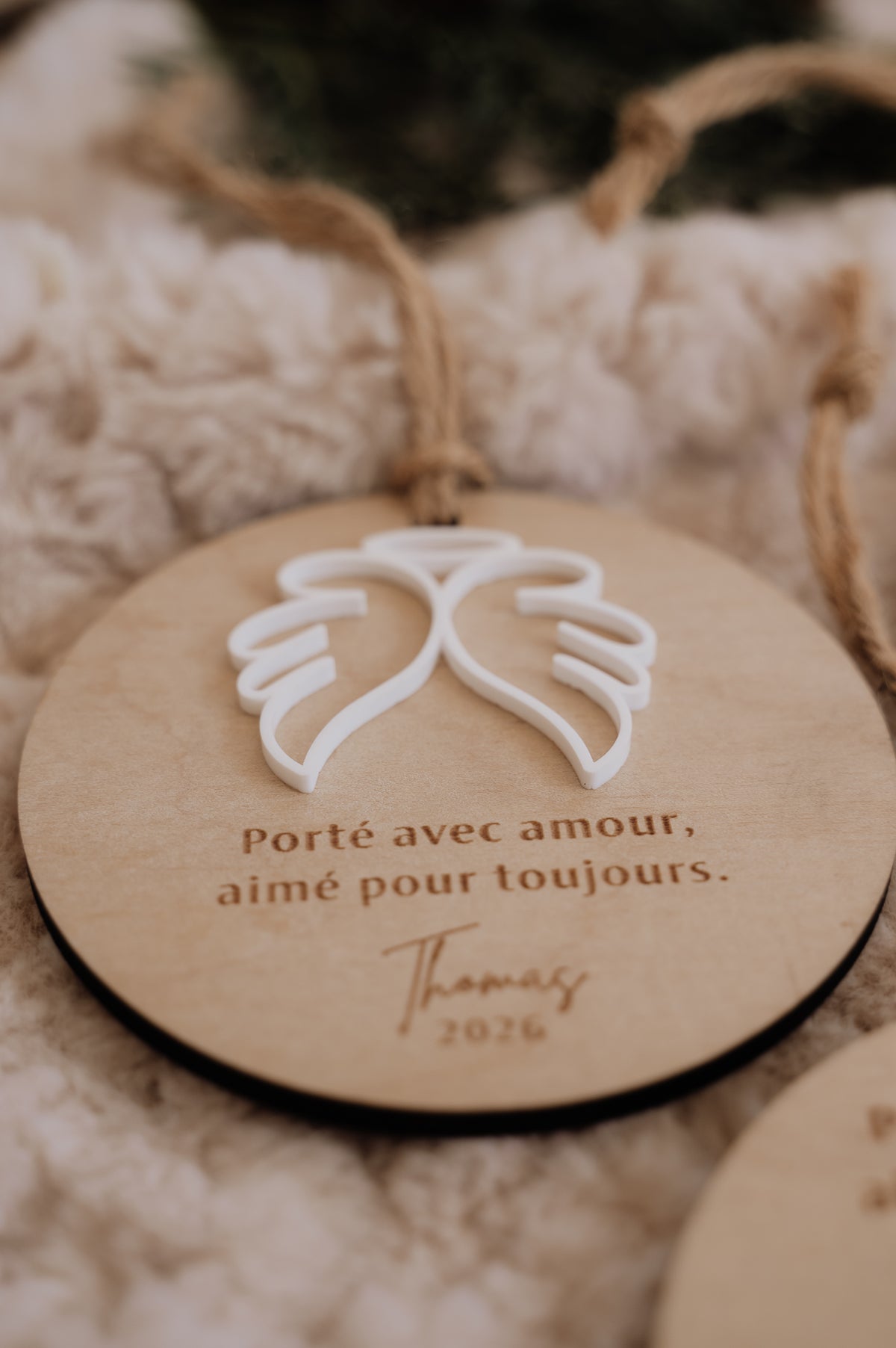 Boule de Noël personnalisée - Superposée : ailes blanches et texte « Porté avec amour, aimé pour toujours » gravé.
