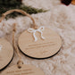Boule de Noël personnalisée - Superposée : modèle Boucle avec cordon de jute et demande à la marraine gravée.
