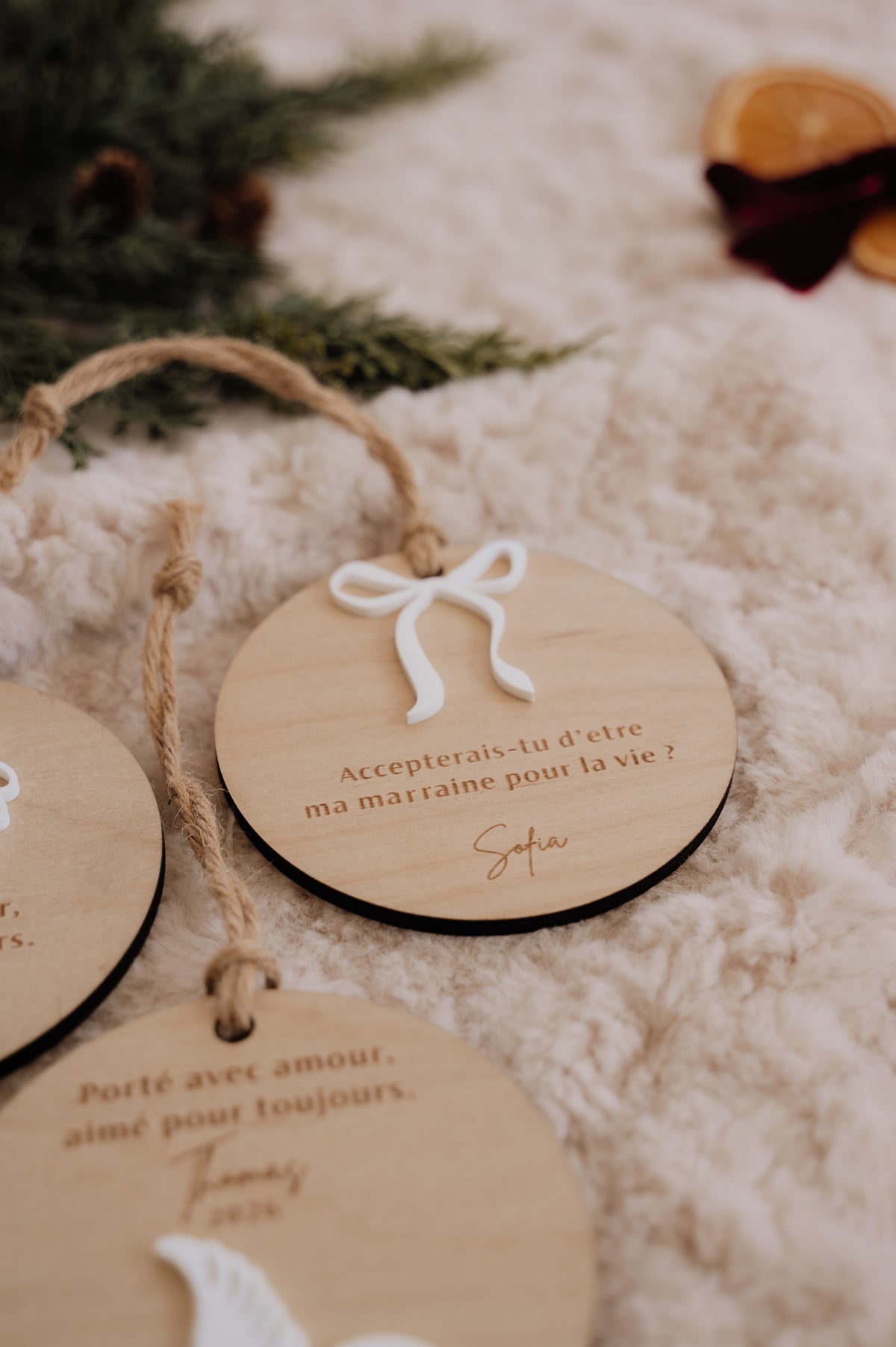 Boule de Noël personnalisée - Superposée : modèle Boucle avec cordon de jute et demande à la marraine gravée.