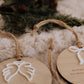 Boule de Noël personnalisée - Superposée : détail des ailes blanches, de la boucle et des cordons de jute.