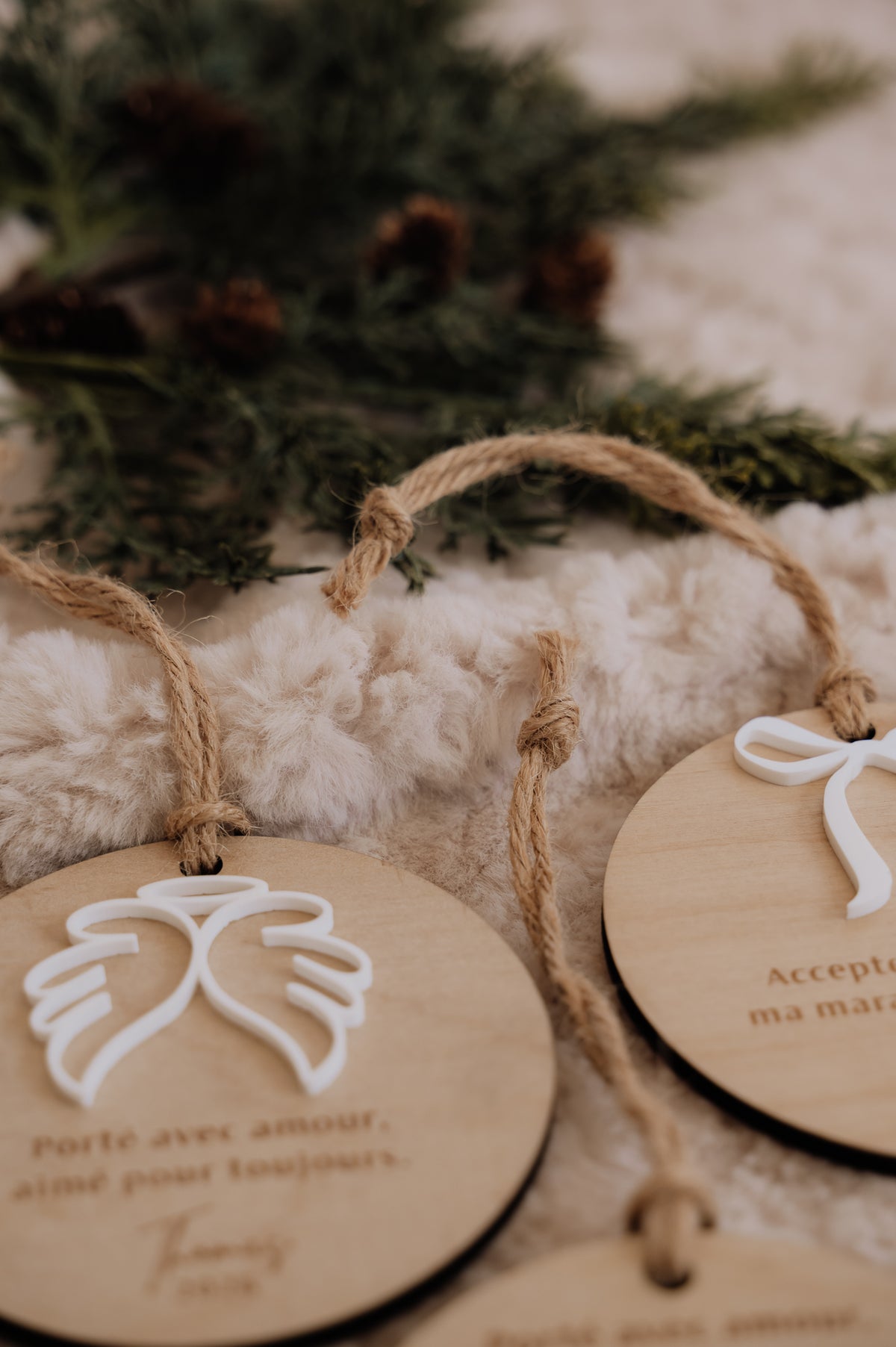 Boule de Noël personnalisée - Superposée : détail des ailes blanches, de la boucle et des cordons de jute.