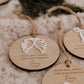 Boule de Noël personnalisée - Superposée : modèle Ailes d’ange Thomas 2026, près des modèles Bébé ange et Boucle.