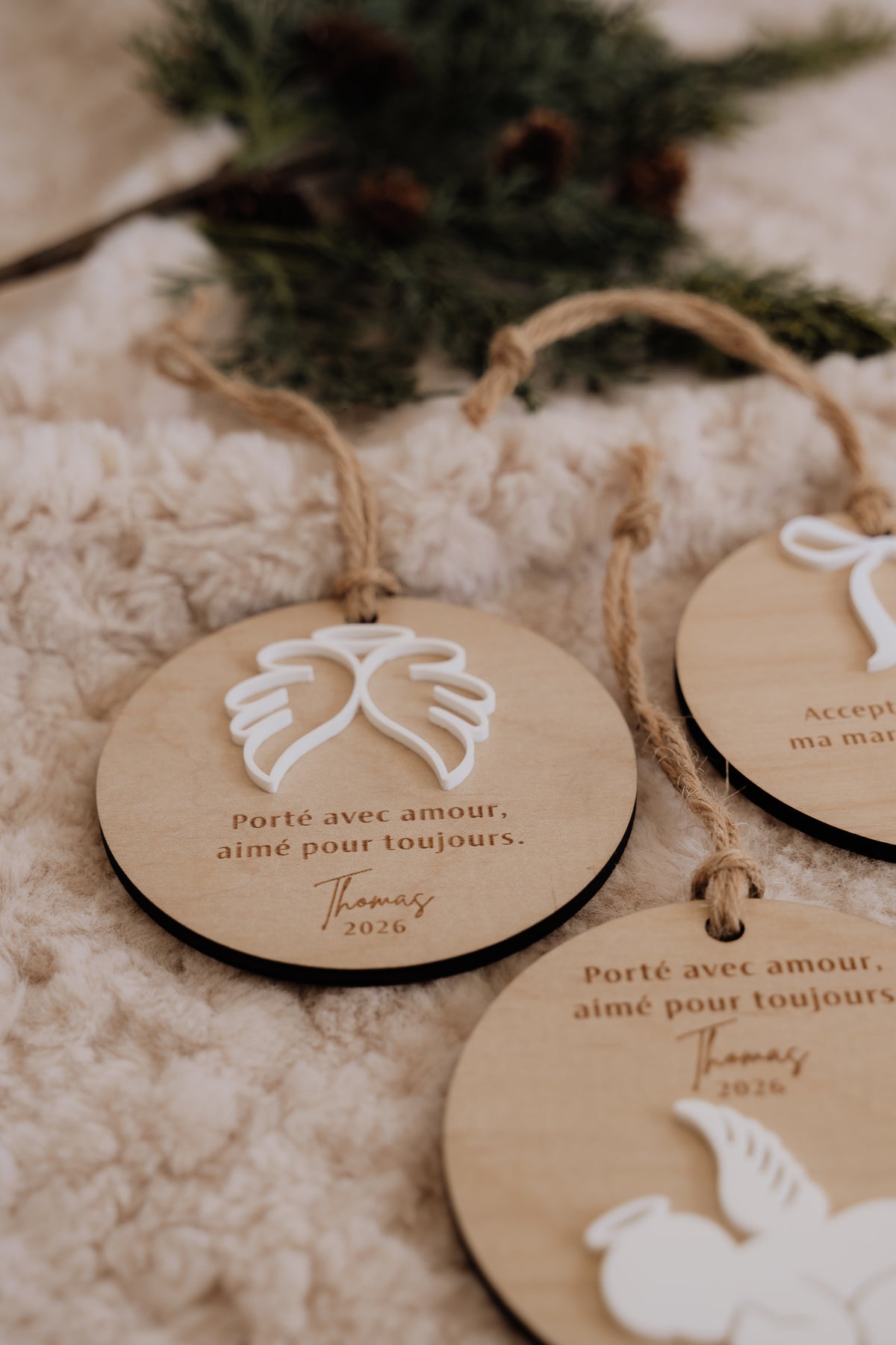 Boule de Noël personnalisée - Superposée : modèle Ailes d’ange Thomas 2026, près des modèles Bébé ange et Boucle.