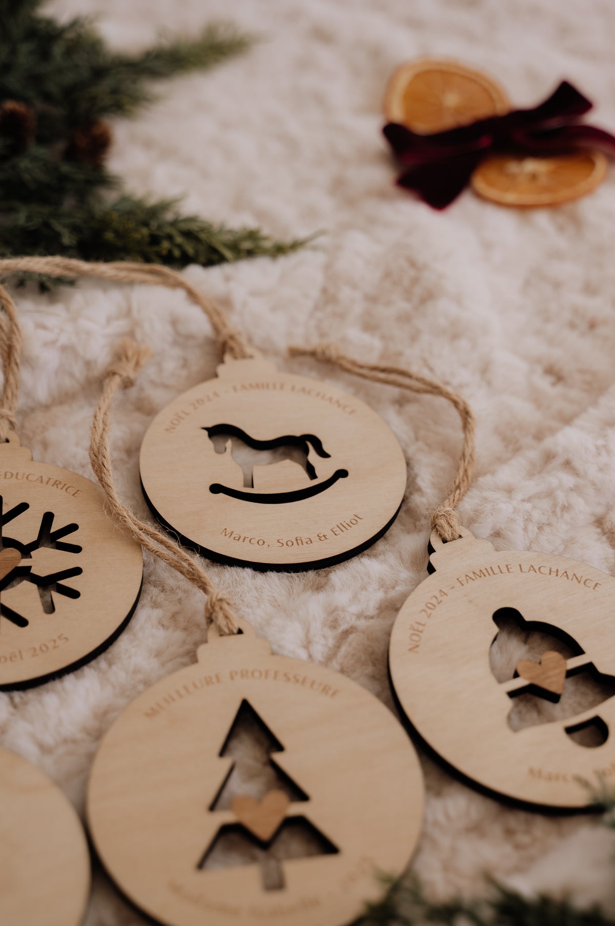Boule de Noël personnalisée - Découpe : cheval à bascule au centre d’un ensemble de boules sur une couverture.