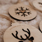 Boule de Noël personnalisée - Découpe : détail du renne avec cœur et inscription « Dernier Noël à 2 ».