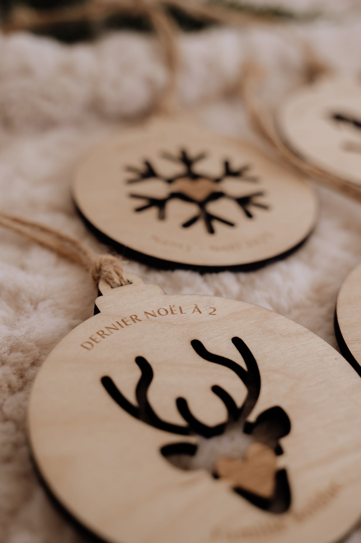 Boule de Noël personnalisée - Découpe : détail du renne avec cœur et inscription « Dernier Noël à 2 ».