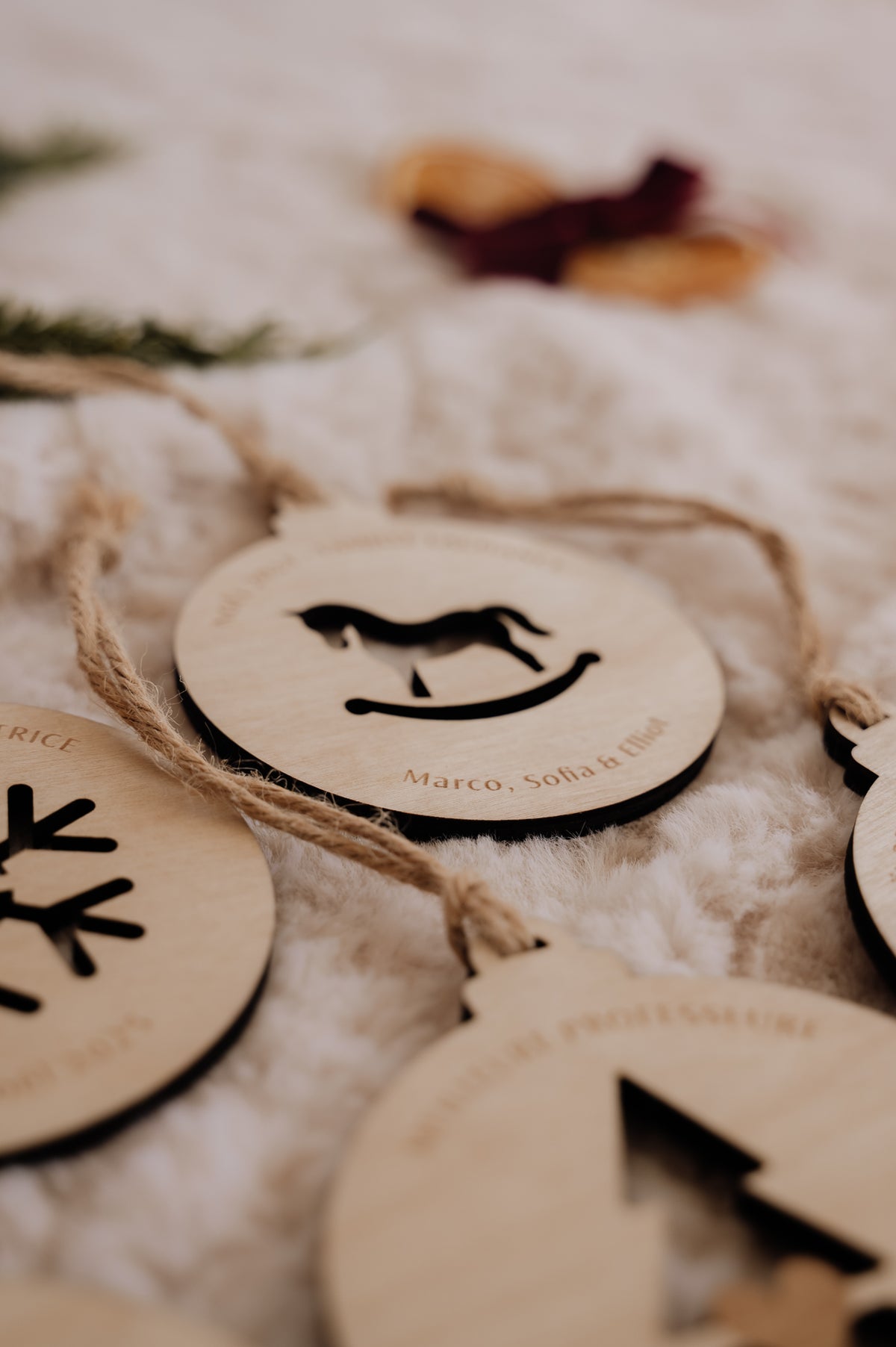 oule de Noël personnalisée - Découpe : cheval à bascule ajouré au premier plan, parmi les autres modèles.
