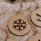 Boule de Noël personnalisée - Découpe : flocon avec cœur et texte « Meilleure éducatrice » et « Nancy - Noël 2025 »