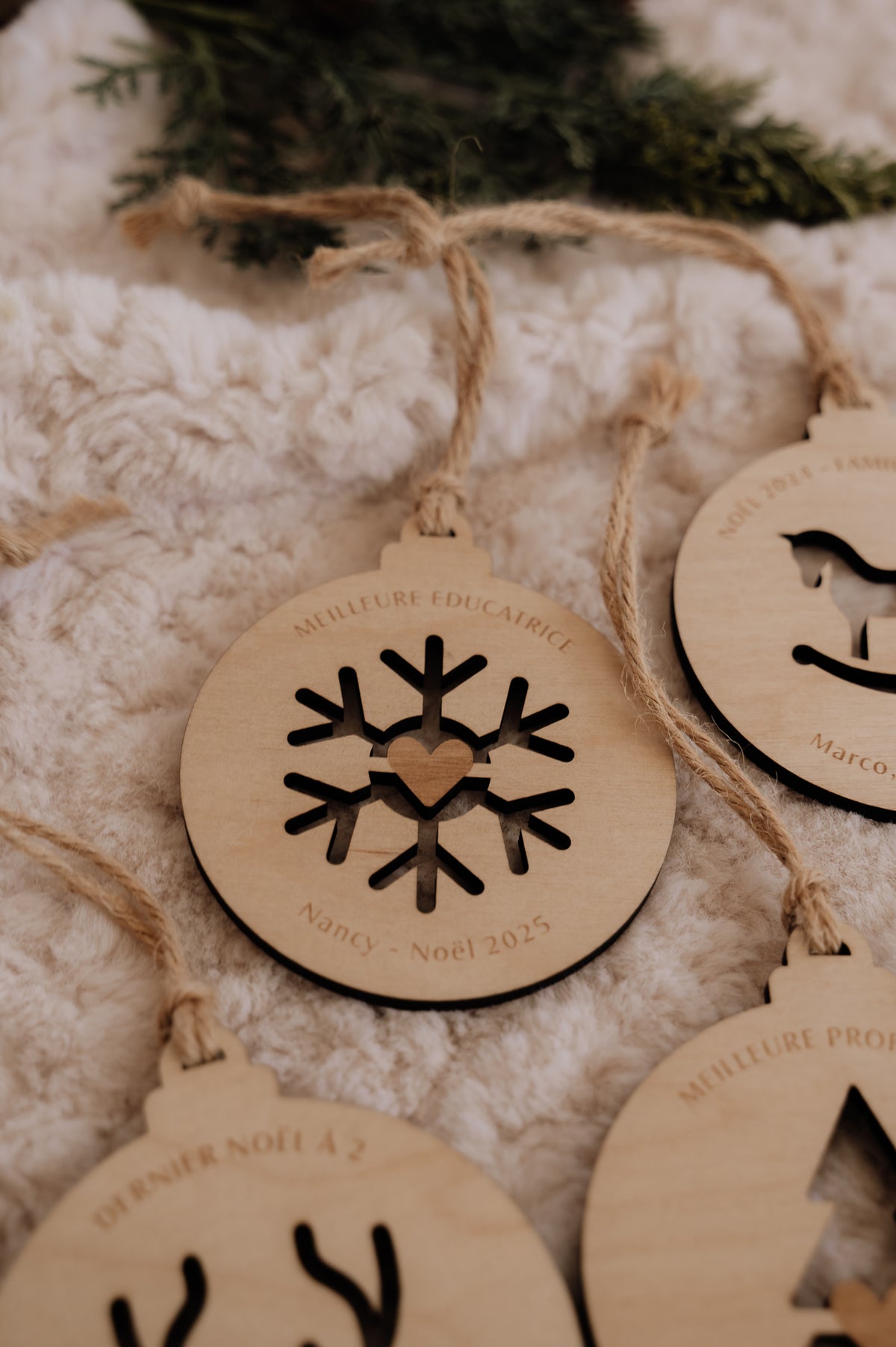 Boule de Noël personnalisée - Découpe : flocon avec cœur et texte « Meilleure éducatrice » et « Nancy - Noël 2025 »