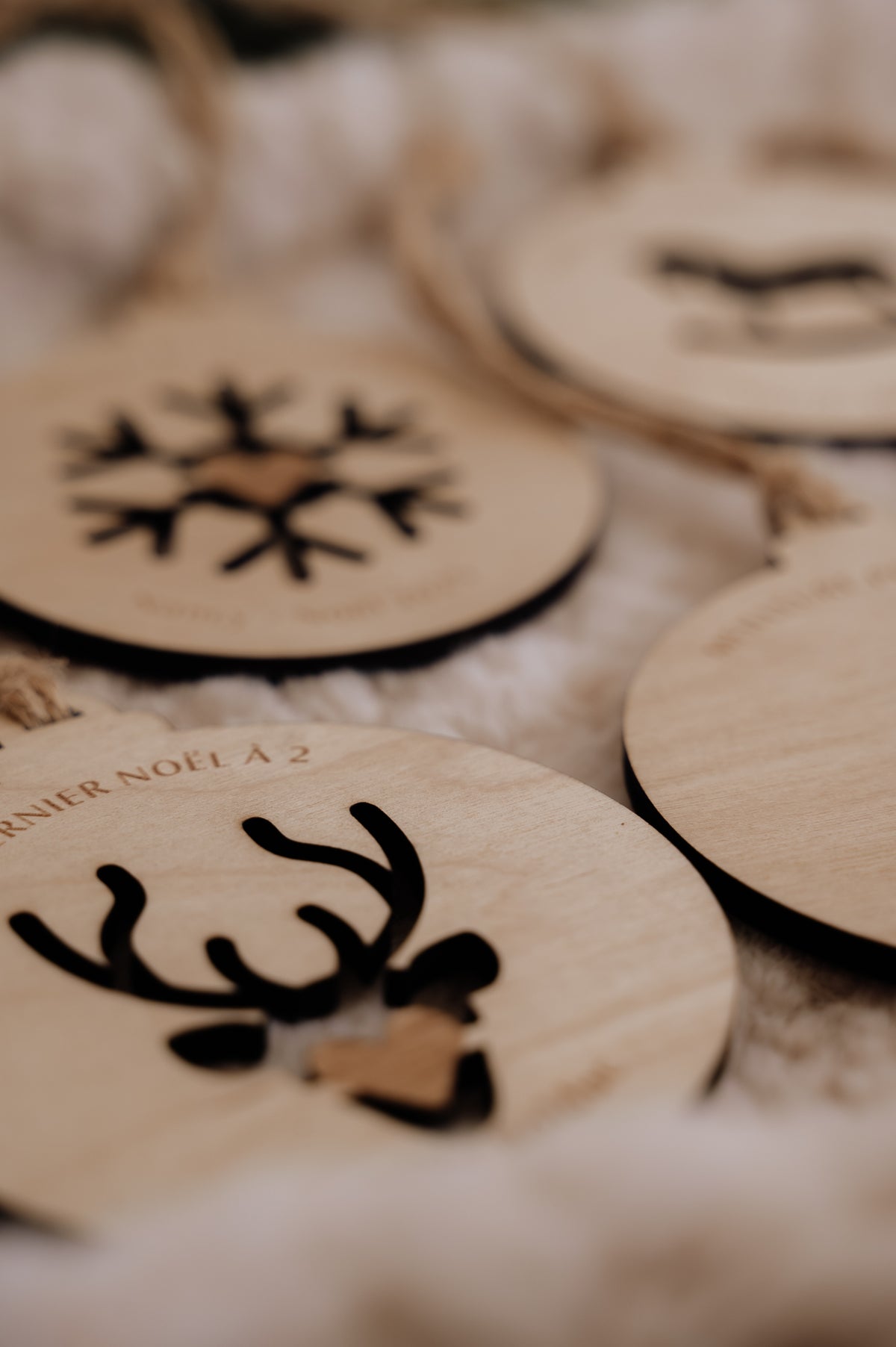 Boule de Noël personnalisée - Découpe : vue rapprochée du renne ajouré, avec les autres modèles en arrière-plan.