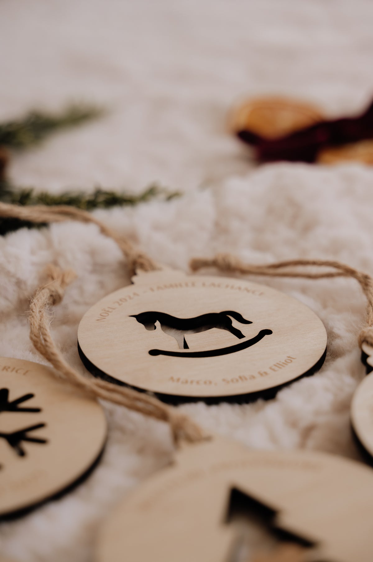 Boule de Noël personnalisée - Découpe : détail du cheval à bascule ajouré et des rebords foncés du bois.