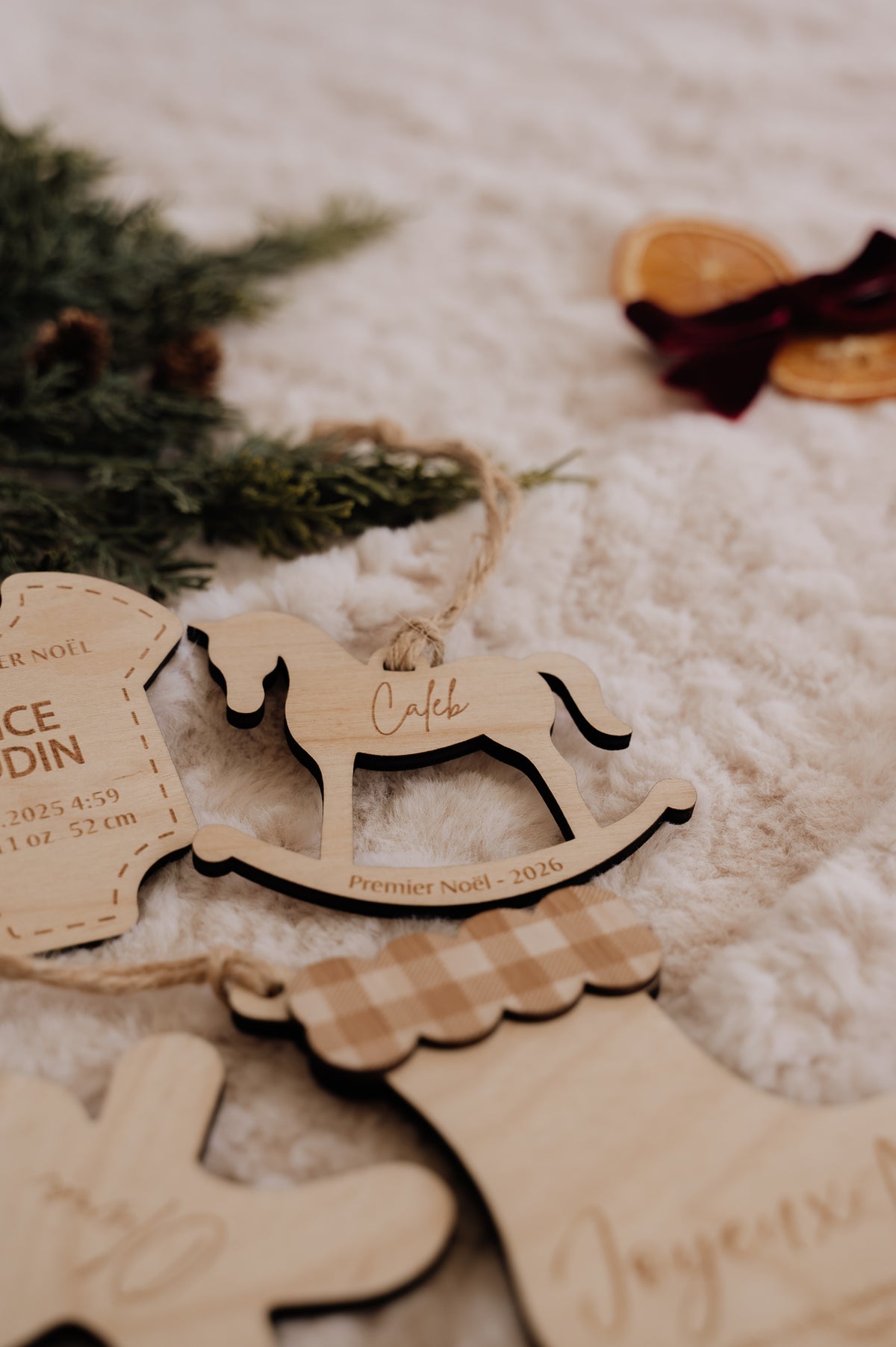Ornement personnalisé - Formes : cheval à bascule Caleb au centre, près d’un bas de Noël à revers à carreaux.