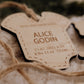 Ornement personnalisé - Cache couche : gros plan du nom Alice Godin, des données de naissance et du contour gravé.