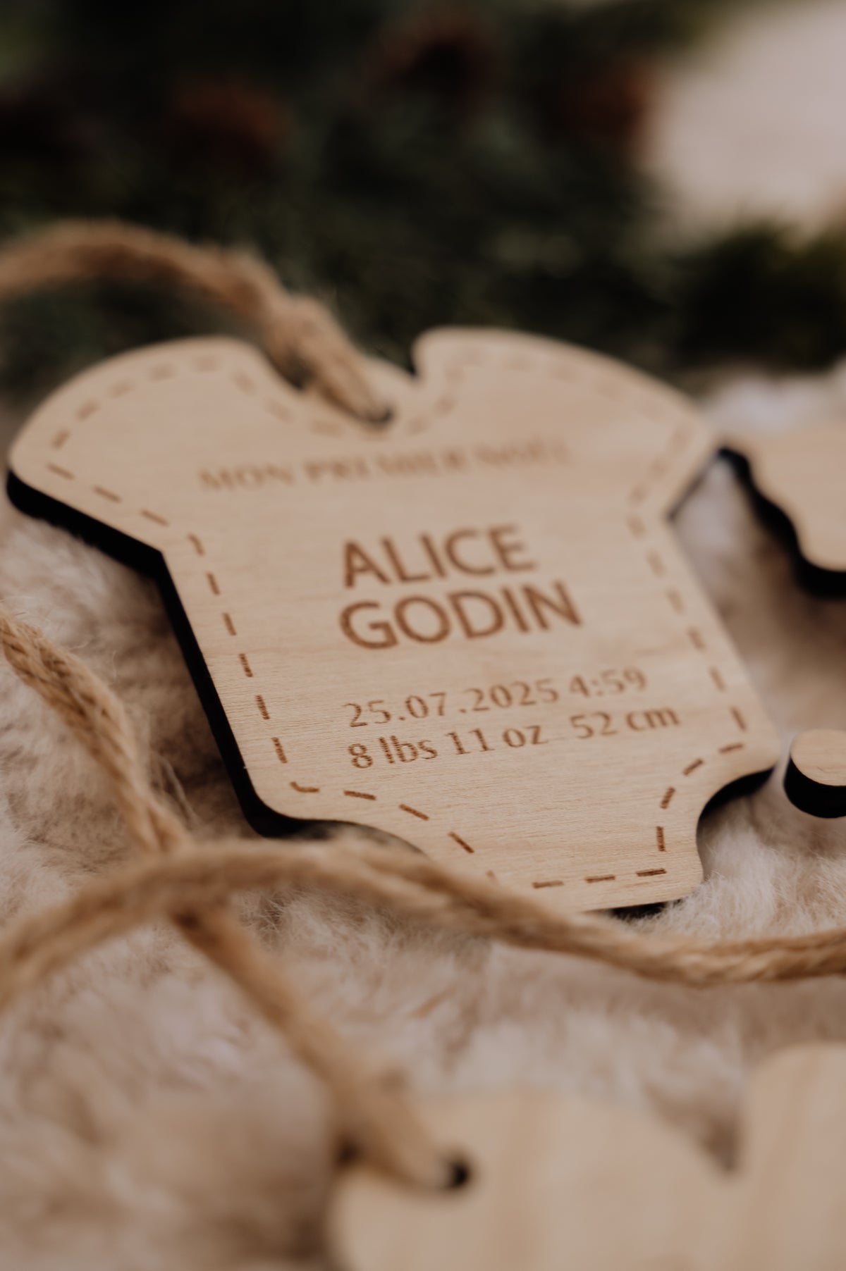 Ornement personnalisé - Cache couche : gros plan du nom Alice Godin, des données de naissance et du contour gravé.
