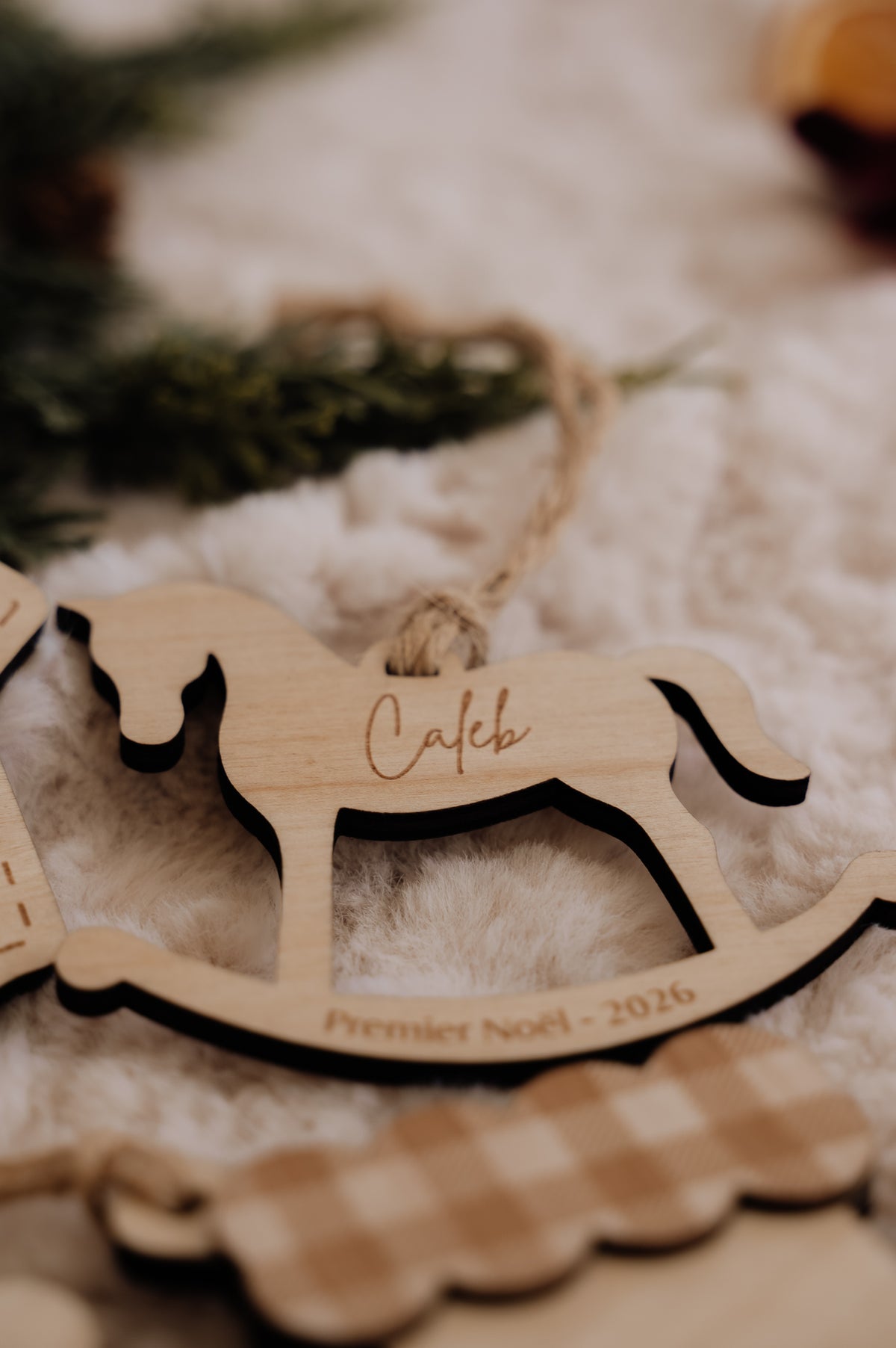Ornement personnalisé - Formes : gros plan du cheval à bascule Caleb, gravé « Premier Noël - 2026 ».