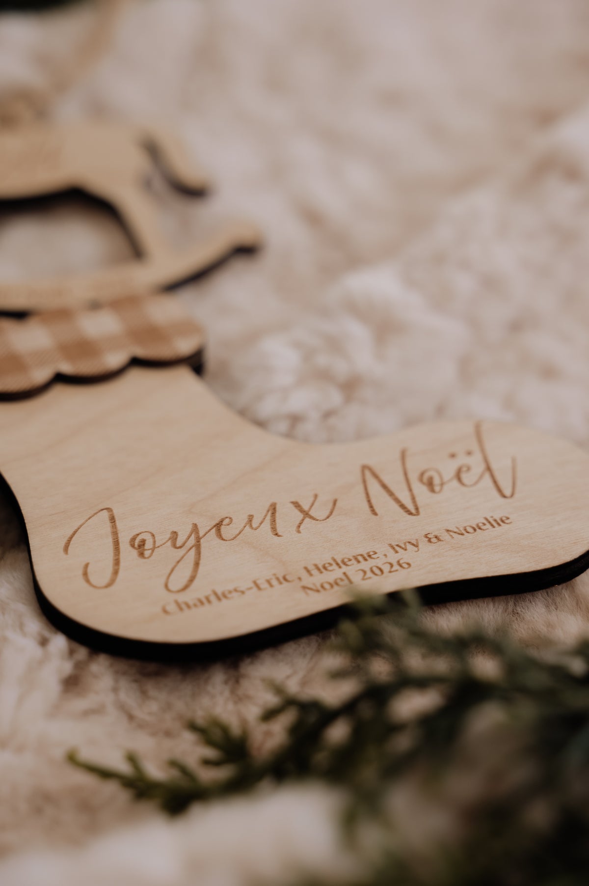Ornement personnalisé - Formes : détail du bas gravé « Joyeux Noël », avec prénoms et inscription « Noël 2026 