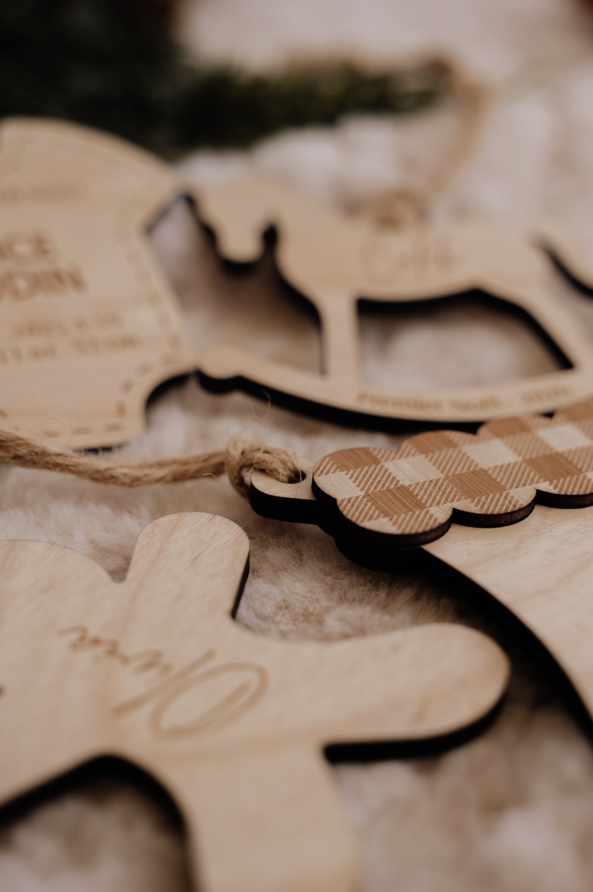 Ornement personnalisé - Formes : gros plan du revers à carreaux du bas de Noël et de son attache en jute.