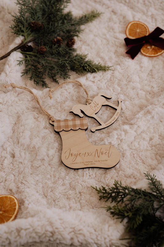 Ornement personnalisé - Formes : bas de Noël et cheval à bascule en bois sur une couverture crème, près de sapin.