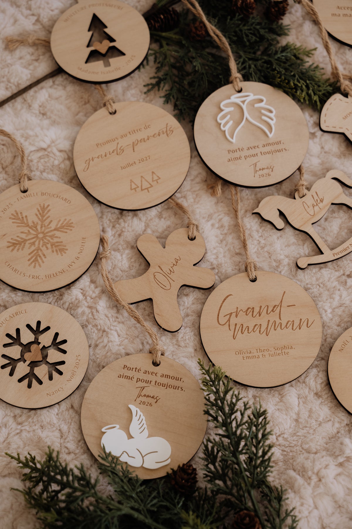 Ornement personnalisé - Pain d’épice : bonhomme Olivia au centre d’un assortiment de Noël entouré de sapin.