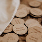Le Sac à souvenirs : gros plan de pastilles en bois, dont Bricoler une carte, près du sac en coton.