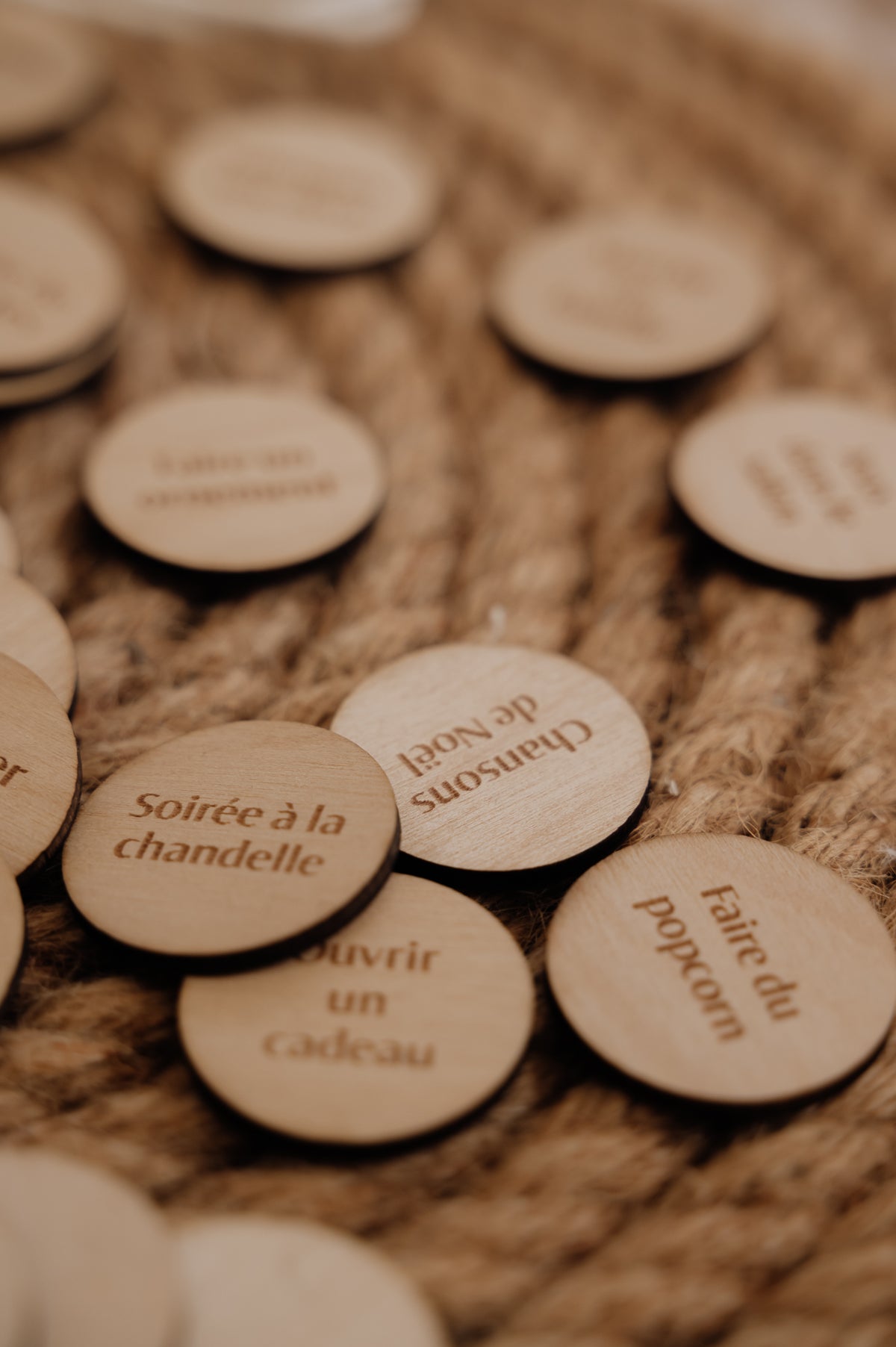 Le Sac à souvenirs : pastilles en bois « Soirée à la chandelle », « Chansons de Noël » et « Faire du popcorn ».
