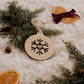 Boule de Noël personnalisée - Découpe : flocon ajouré avec cœur central, près de sapin et d’oranges séchées