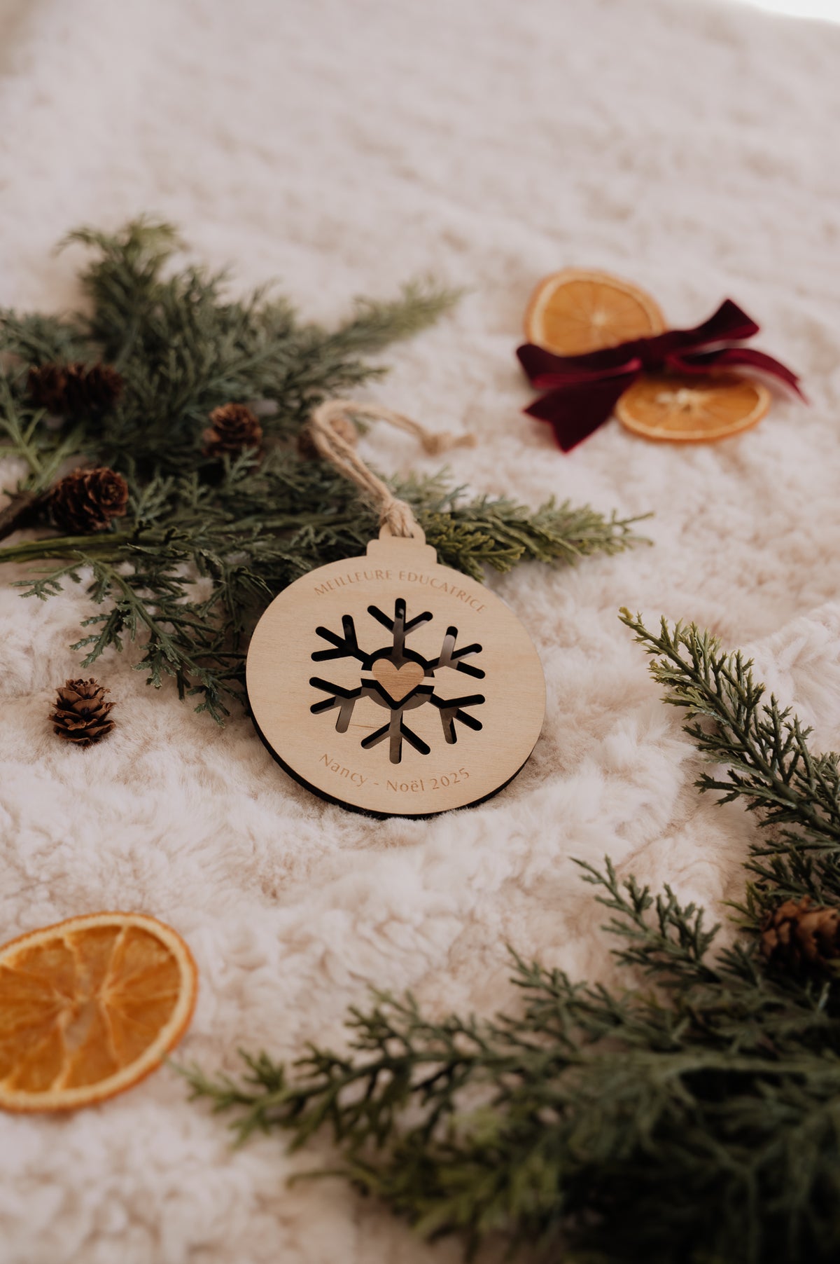 Boule de Noël personnalisée - Découpe : flocon ajouré avec cœur central, près de sapin et d’oranges séchées