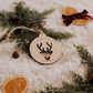 Boule de Noël personnalisée - Découpe : tête de renne ajourée avec cœur central et inscription « Dernier Noël à 2 ».