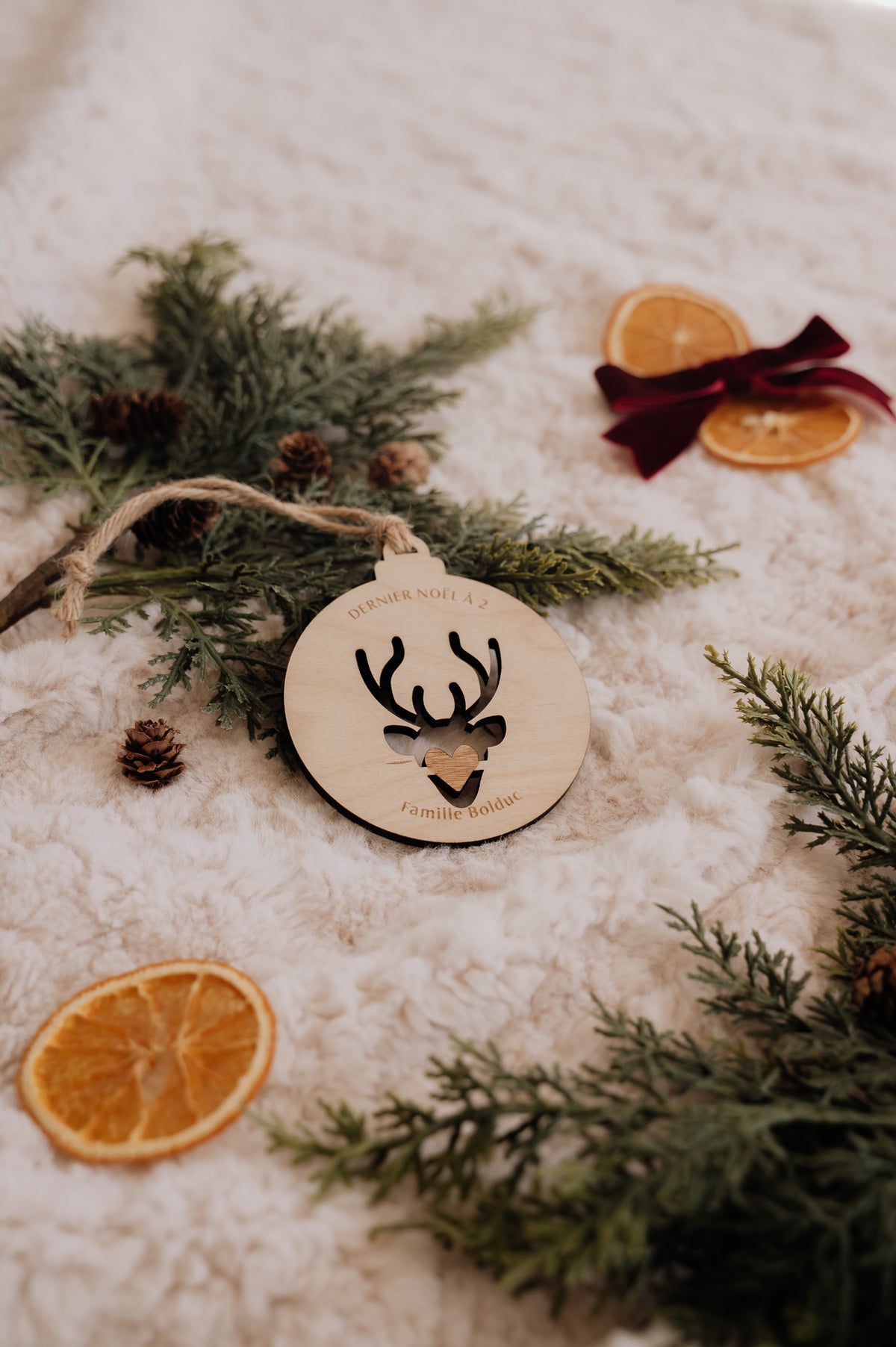 Boule de Noël personnalisée - Découpe : tête de renne ajourée avec cœur central et inscription « Dernier Noël à 2 ».